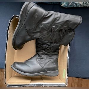 Women’s Totes black winter boots, Size 10W, zipper inside calf, faux fur inside.